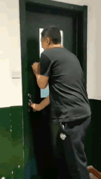 每日一笑： 这只蜥蜴如果死了，那一定是活活骚死的。