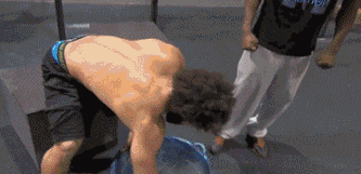 搞笑Gif：兄弟, 你是在逗我玩的吗?