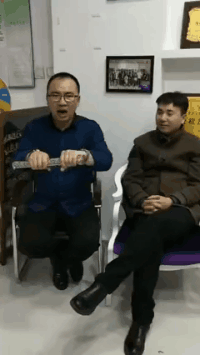 搞笑gif：这个东西真的好吃吗？